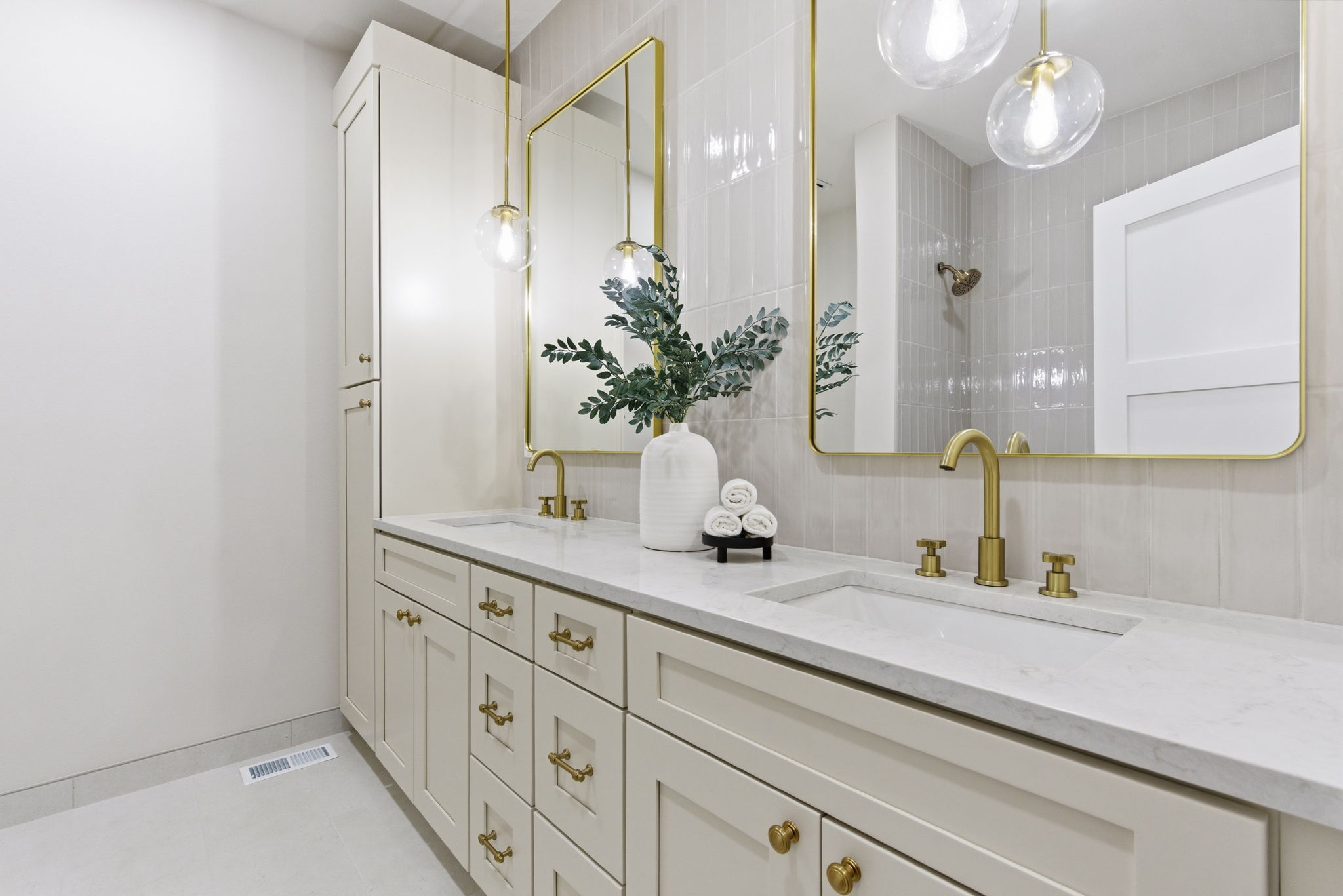 Staged bathroom — vacant home staging Springfield MO